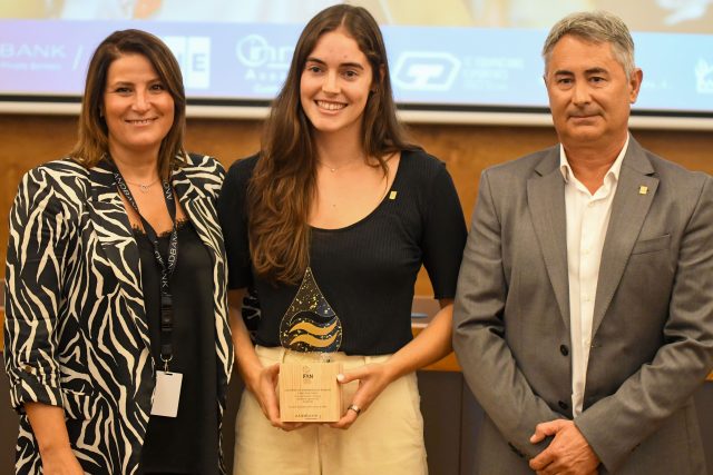 Nàdia Tudó s’acomiada de la natació i rep el pin d’or de la FAN